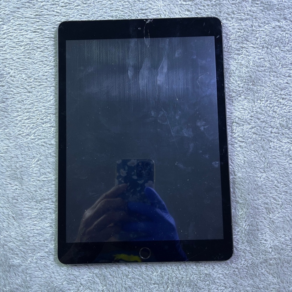 Apple iPad 7th Gen Black WiFi Cracked Screen For Parts Repair Only‎ Not Working